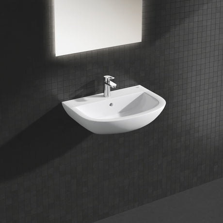 Lavabo blanc Grohe mural, céramique, robinet chromé, design moderne