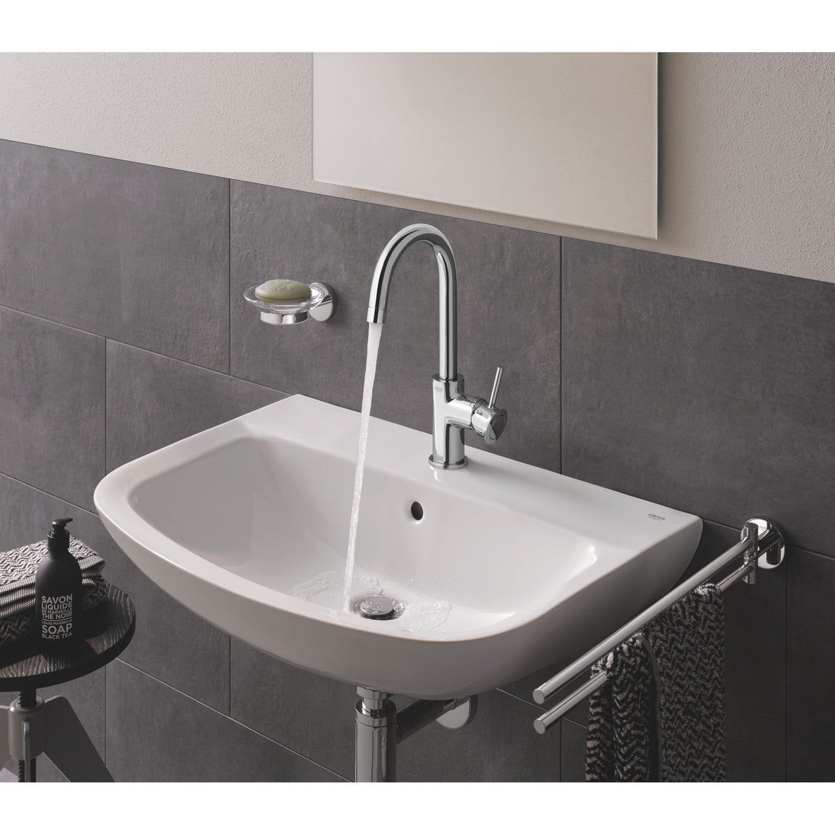 Mitigeur lavabo chromé Grohe, robinet de salle de bain, couleur argent, eau en écoulement