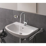 Mitigeur lavabo chromé Grohe, robinet de salle de bain, couleur argent, eau en écoulement