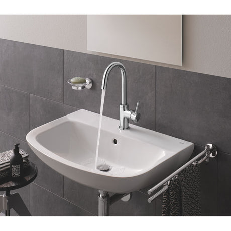 Mitigeur lavabo chromé Grohe, robinet de salle de bain, couleur argent, eau en écoulement