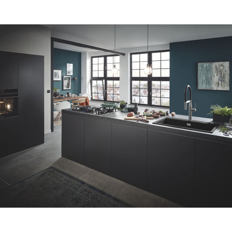 Mitigeur GROHE, robinet de cuisine, couleur inox, installé sur îlot moderne