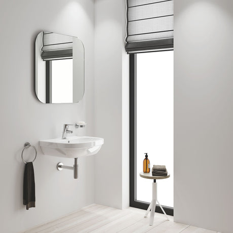 Lavabo blanc Grohe, meuble suspendu dans une salle de bain moderne, robinet chrome.