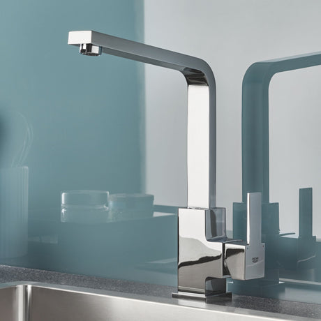 Mitigeur Grohe pour évier, robinet de cuisine chromé, design moderne carré, couleur argentée.