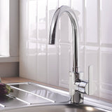 Mitigeur cuisine Grohe chromé, robinet moderne couleur argent installée sur évier.