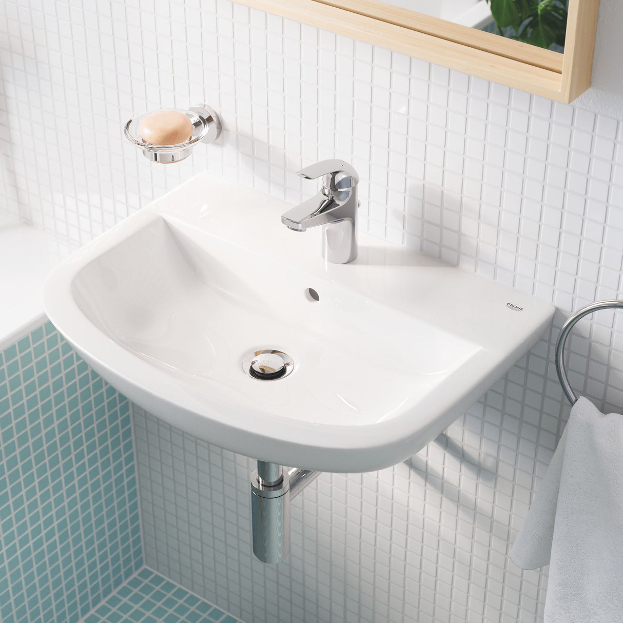 Lavabo blanc Grohe avec robinet chromé, mural, de couleur blanche pour salle de bain.