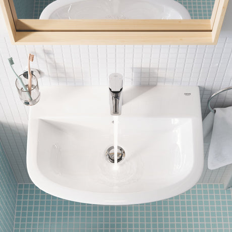 Lavabo blanc Grohe, robinetterie chromée, salle de bain moderne, couleur blanche