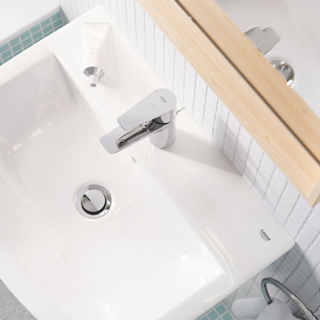 Mitigeur de lavabo chromé Grohe, robinet salle de bain moderne, couleur argentée.