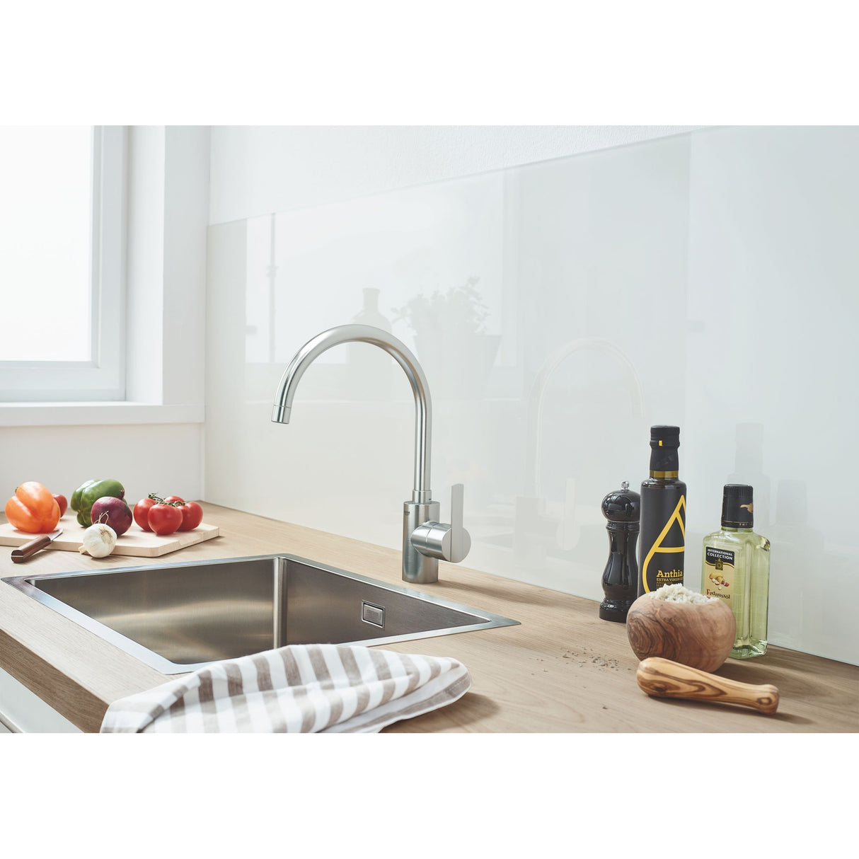 Mitigeur Grohe, robinet de cuisine inox argenté, design moderne, installé sur un évier.