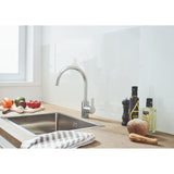 Mitigeur Grohe, robinet de cuisine inox argenté, design moderne, installé sur un évier.