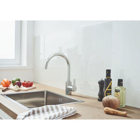 Mitigeur Grohe, robinet de cuisine inox argenté, design moderne, installé sur un évier.