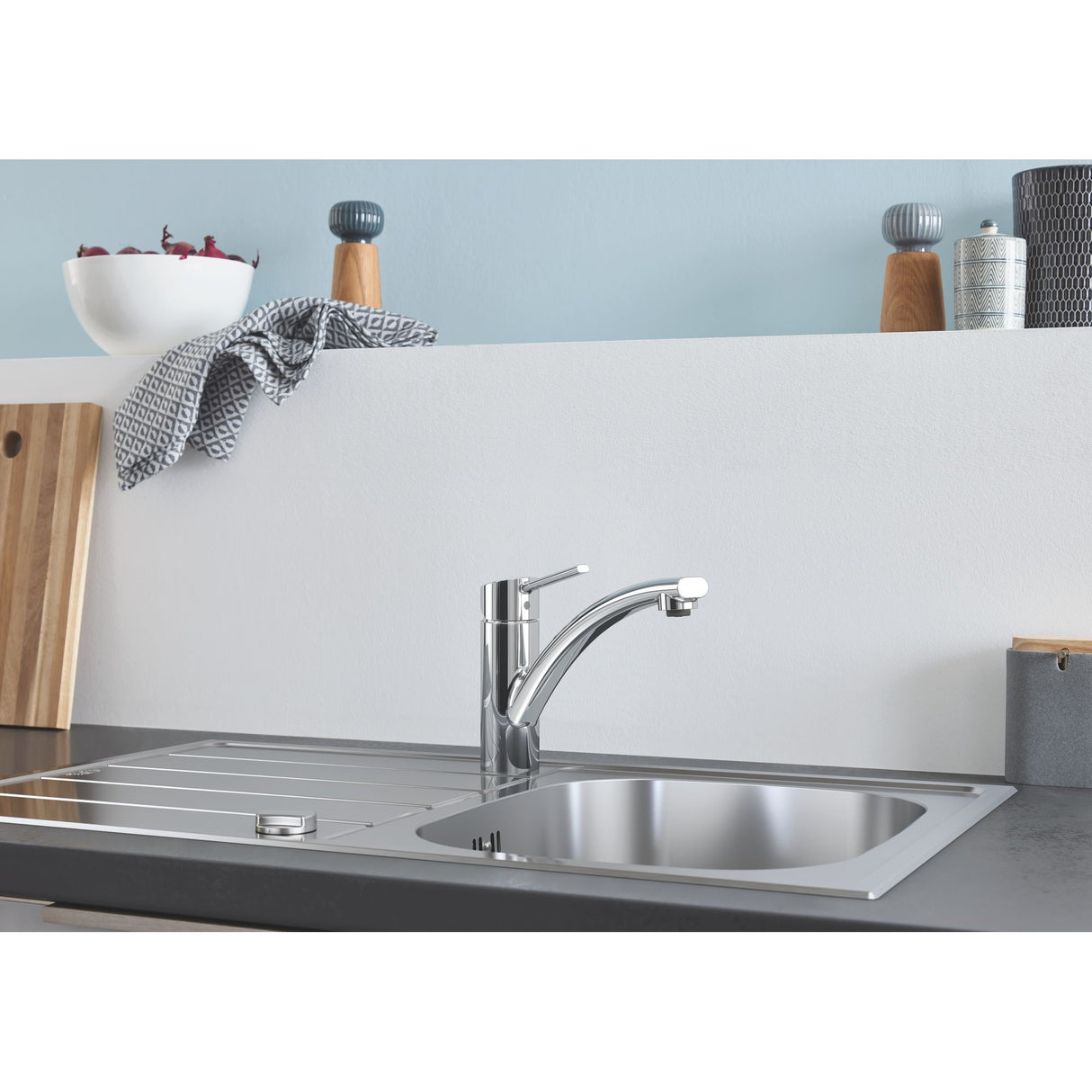 Mitigeur de cuisine Grohe, robinet couleur chromée, design moderne sur évier inox.