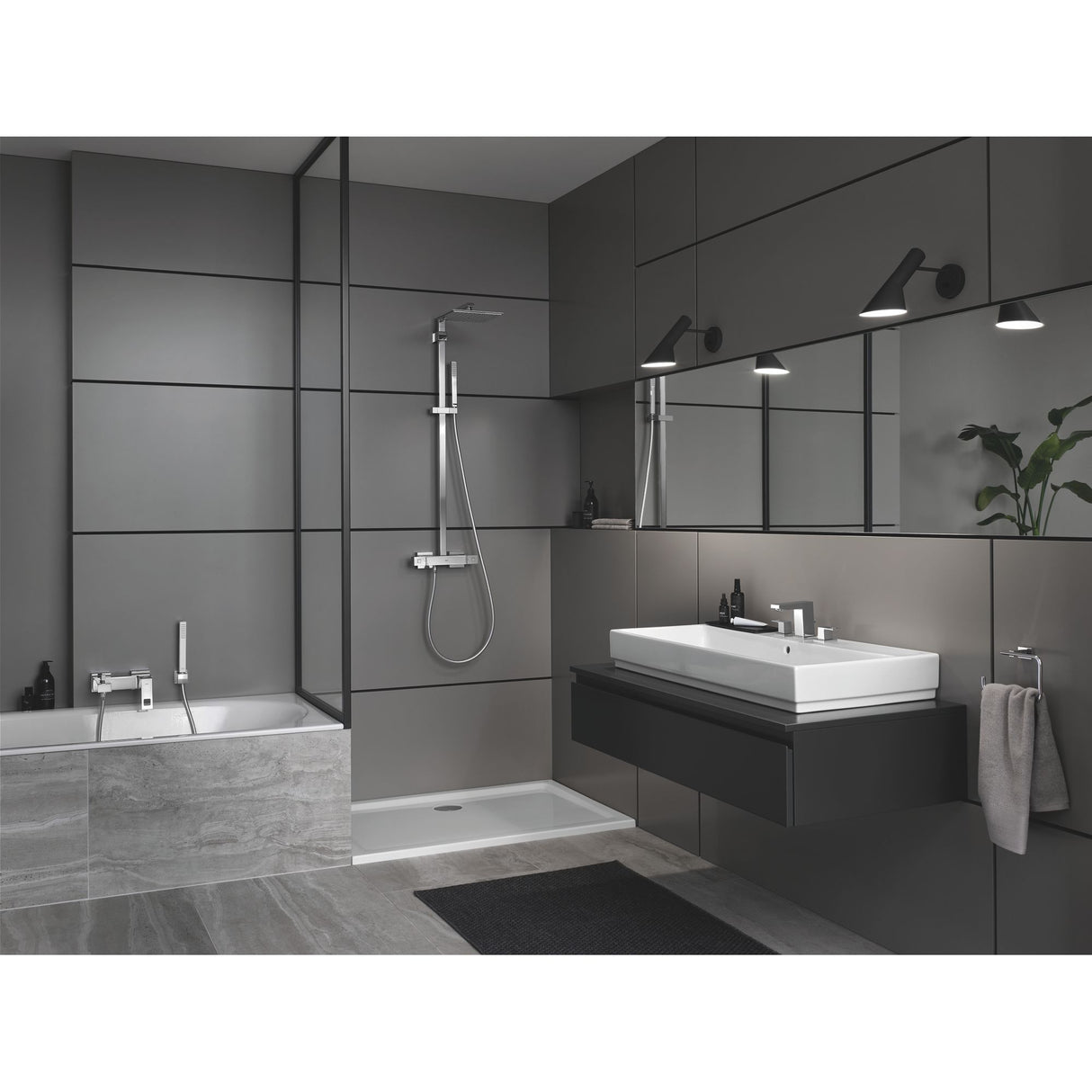 Salle de bain moderne avec robinetterie Grohe, mitigeur lavabo et douche, couleur chrome.