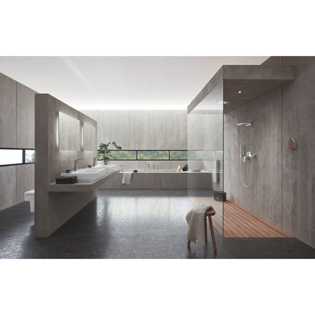 Salle de bain moderne Grohe, ensemble de douche gris clair, design épuré et contemporain.