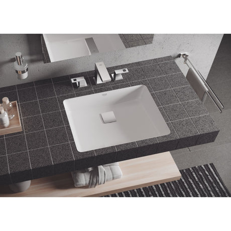 Lavabo Grohe rectangulaire blanc avec robinet moderne, plan vasque gris foncé