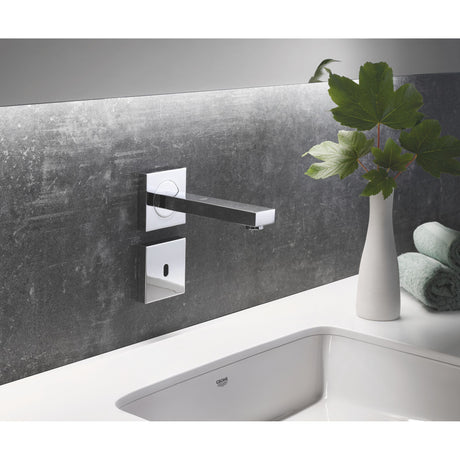 Mitigeur mural Grohe chromé, robinet de salle de bain couleur argent, design moderne