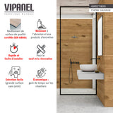 Panneau mural VIPANEL aspect bois chêne sauvage, couleur bois, posé dans une salle de bains moderne.