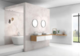 Salle de bain moderne avec panneau mural Vipanel, type revêtement, couleur marbre blanc rose.