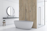 Baignoire Vipanel, panneau mural bois chêne, couleur perle, dans salle de bain moderne.