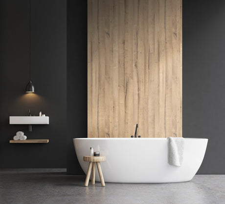 Baignoire VIPANEL, couleur mat perle, panneau mural bois érable, ambiance salle de bain moderne.