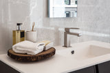 Crédence salle de bain Vipanel, type brillant, couleur aragon gris, installée derrière un lavabo moderne.