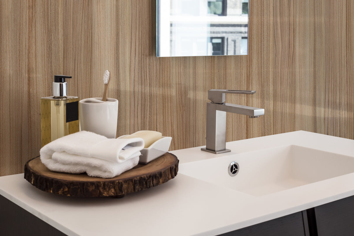 Crédence salle de bain Vipanel, modèle bois peuplier, finition brillante, couleur bois clair.