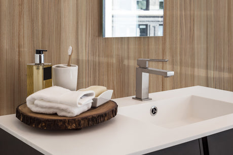 Crédence salle de bain Vipanel, modèle bois peuplier, finition brillante, couleur bois clair.