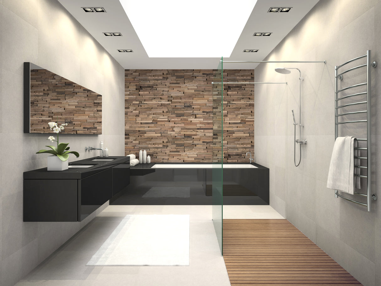 Panneau mural de douche Vipanel, type bois acajou, couleur mat perle, dans une salle de bain moderne.