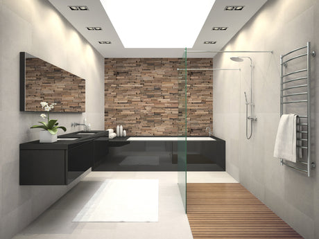 Panneau mural de douche Vipanel, type bois acajou, couleur mat perle, dans une salle de bain moderne.