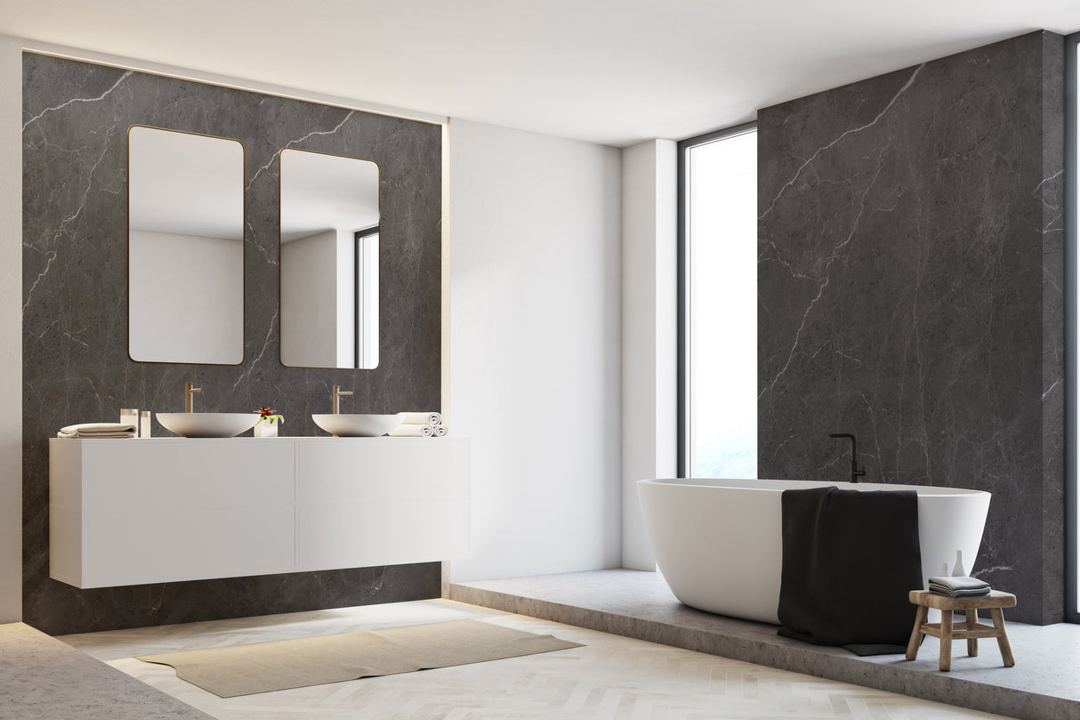 Panneau mural de salle de bain ViPanel, type Velvet, couleur Aragon noir, posé derrière la baignoire et le meuble lavabo.