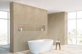 Salle de bain avec panneau mural VIPANEL, type panneau mural, couleur pierre beige.