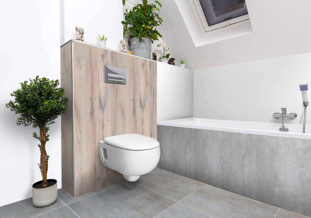 Bloc baignoire BATIPANEL, couleur bois chêne, devant une baignoire grise moderne.
