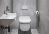 Toilette suspendue blanche de marque Niche, type WC, couleur blanc, dans salle de bains moderne.