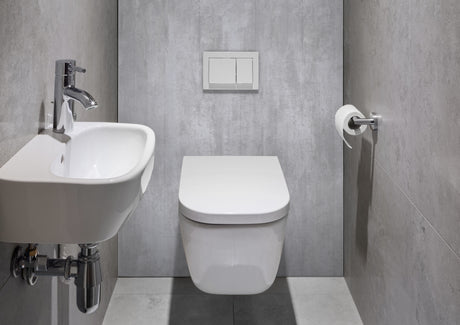 Toilette suspendue blanche de marque Niche, type WC, couleur blanc, dans salle de bains moderne.